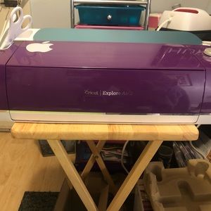 Cricut machine with different color heat transfer pieces